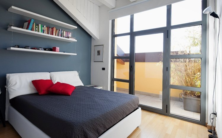 لون الحائط - مسحوق أزرق - غرفة نوم - أبيض - سرير منجد - رف حائط - أرضيات خشبية