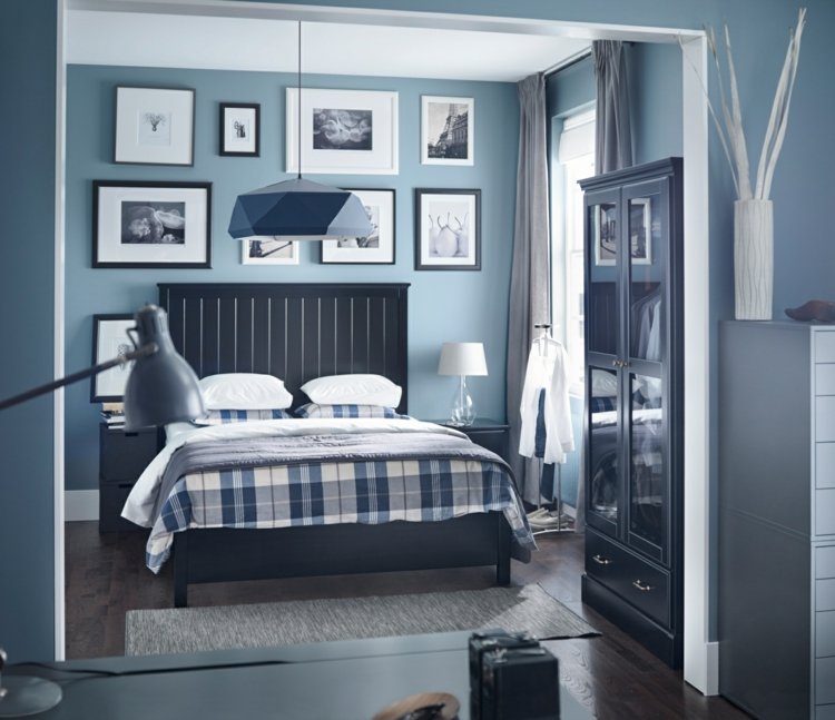 لون الحائط - مسحوق - أزرق - غرفة نوم - أزرق داكن - سرير - خزانة ملابس - طاولة بجانب السرير - مصباح معلق - أرضية خشبية