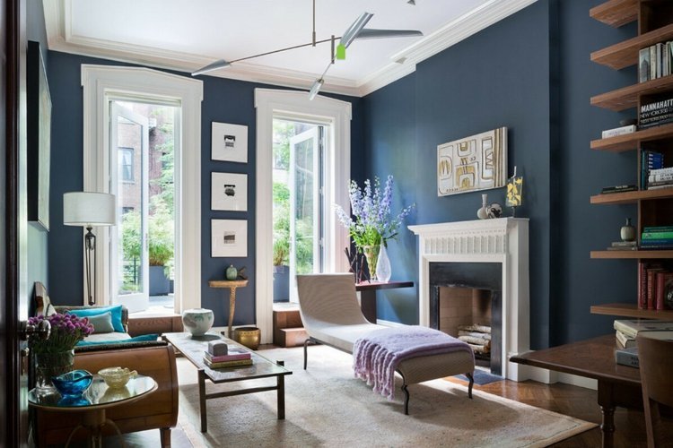 لون الحائط - مسحوق أزرق - غرفة المعيشة - أبيض - نافذة - مدفأة - بيج - سجادة - رف خشبي - أريكة خشبية