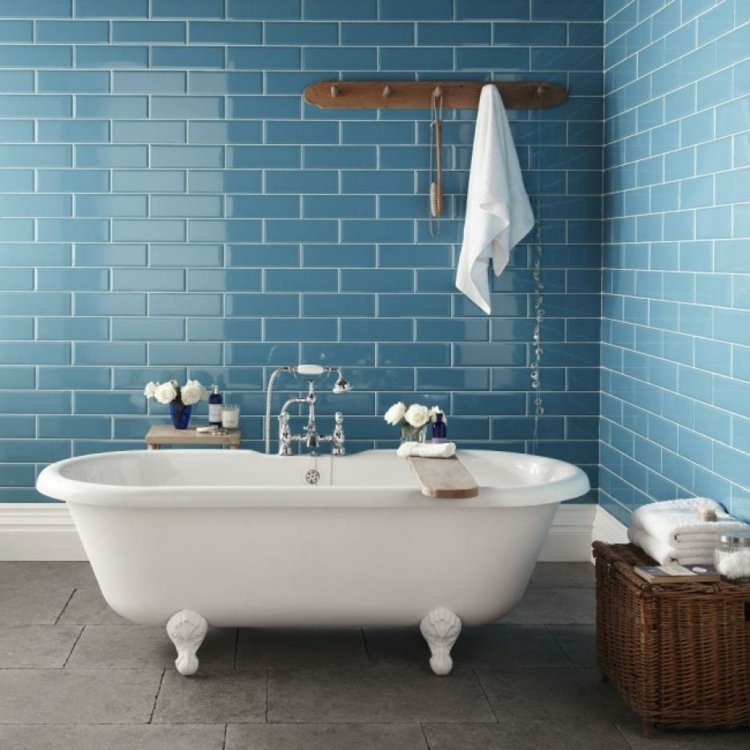 لون الحائط-مسحوق-أزرق-حمام-مترو-بلاط-أبيض-مفاصل-حمام-سلة روطان-