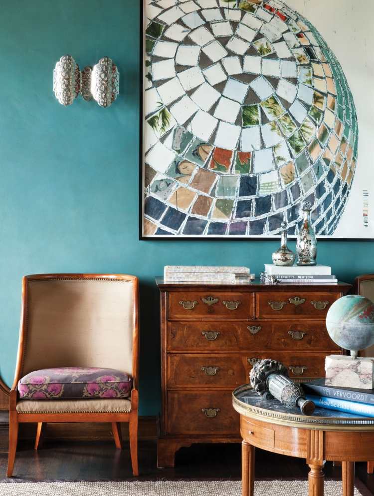 لون الحائط-الفيروز-منطقة المعيشة-الفضة-الخشب-خزانة ذات أدراج-المنجدة العتيقة-كرسي-ديكو-طاولة جانبية
