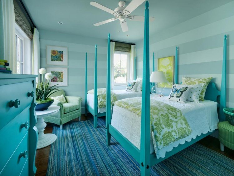 لون الحائط-فيروزي-غرفة نوم-سجاد-خزانة ذات أدراج-سرير-عتيق-مروحة-كرسي بذراعين-مفرش سرير