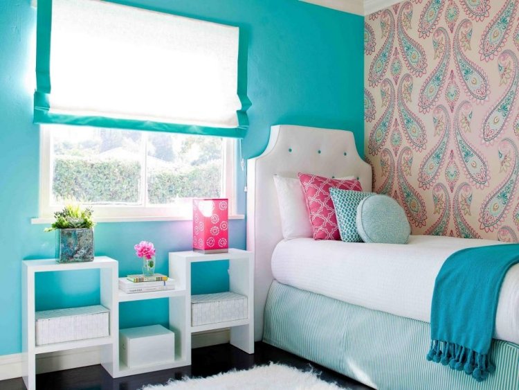 لون الحائط-فيروزي-غرفة نوم-سرير مفرد-كومبتييل-تنجيد-نمط بيزلي-ورق حائط-أبيض