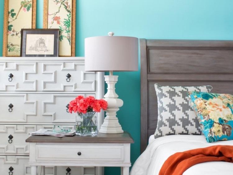 لون الحائط-فيروزي-غرفة نوم-ديكو-خزانة ذات أدراج-أبيض-طاولة سرير جانبية-سرير-رمادي-وسائد