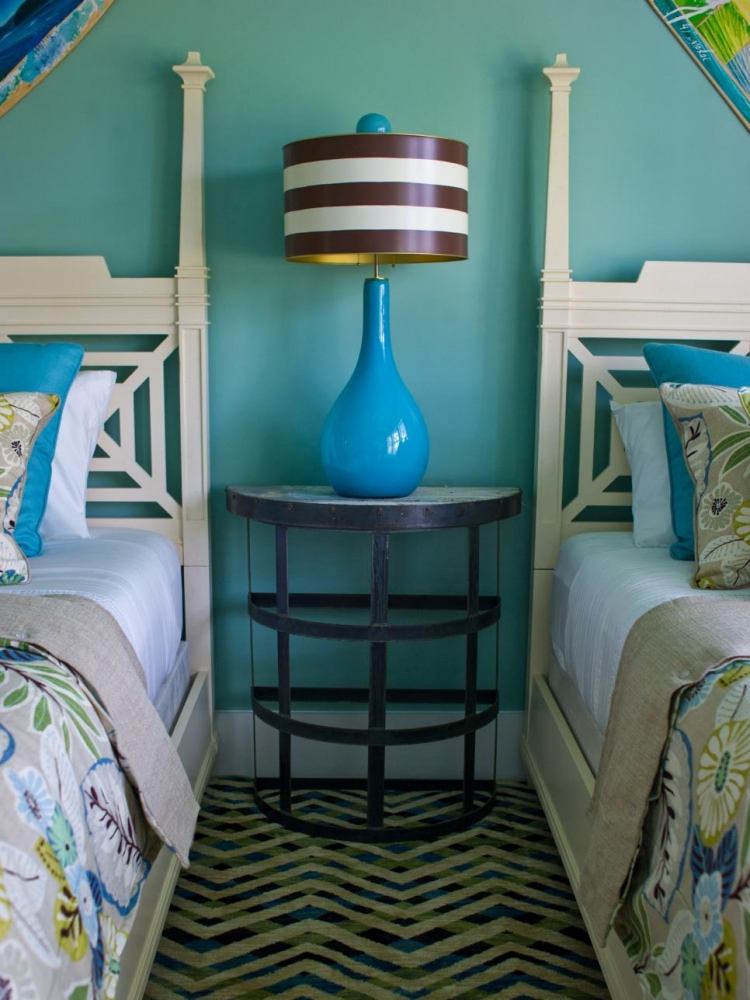 لون الحائط - الفيروز - غرفة النوم - الأسرة - طاولة السرير - الوسائد - الأزهار