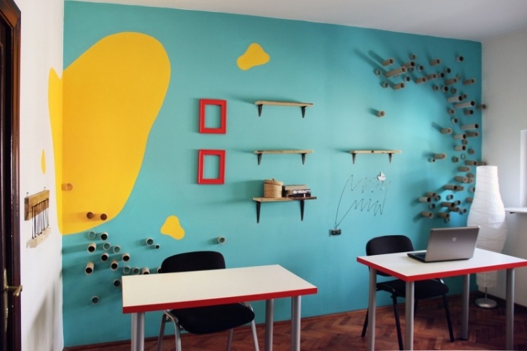 لون الحائط-فيروزي-غرفة الأطفال-تصميم-جدران-مكاتب-كراسي-جدار-زخرفة-أصفر