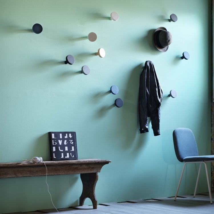 لون الحائط-الفيروز-الممر-خزانة-الجدار هوك-مقعد-كرسي-تصميم بسيط
