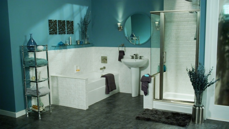 لون الحائط-الفيروز-الحمام-البلاط-الأبيض-الأرضية-الرمادي-حوض الاستحمام-دش-مرآة-ديكور-دائري