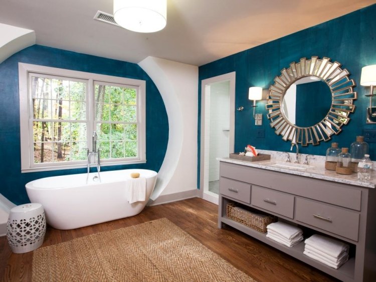 لون الحائط-فيروزي-حمام-حوض استحمام-أبيض-أرضية خشبية-وحدة موبيليا-رمادي-حوض-رخام-مرآة-ديكور-دائري