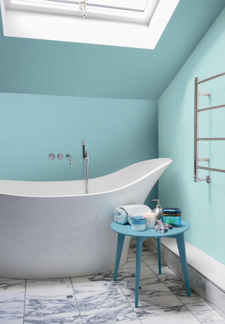 لون الحائط-teurkis-bathroom-bath-bath-floor-next table-white-skylight-fitting
