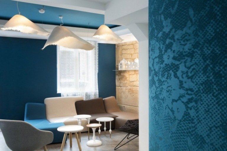 لون الحائط تركواز-منطقة المعيشة-أريكة-وحدة-كرسي-أبيض-أضواء-عضوية-حديثة