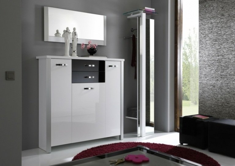 خزانة ملابس معلقة على الحائط-تصميم-أبيض-ملابس-سكة-أفكار-صالة
