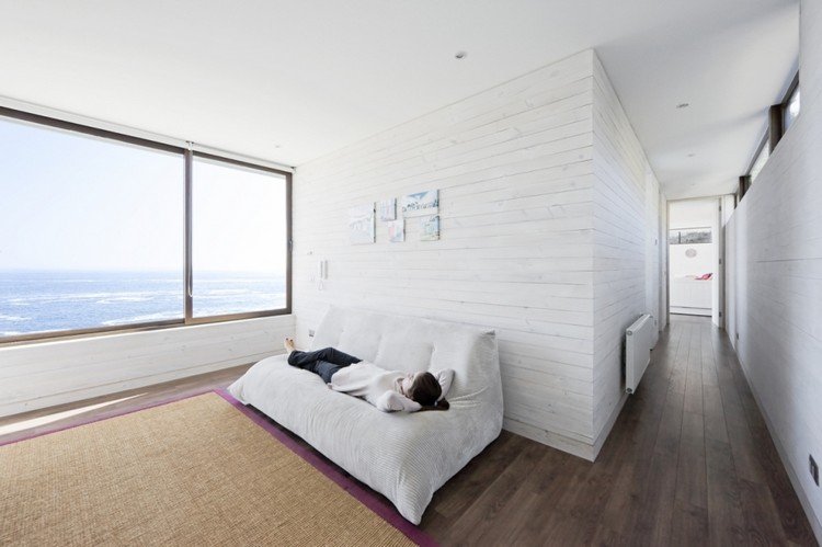 لوح حائط - خشب - أبيض - منزل ريفي - أرضيات خشبية داكنة - إطلالة على البحر