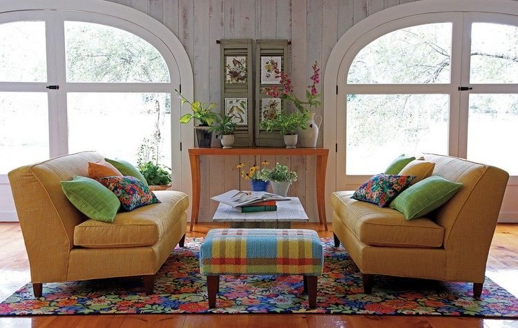 لوحة حائط-خشب-أبيض-منزل ريفي-غرفة جلوس-منطقة جلوس-أرائك-صفراء-ملونة-سجادة