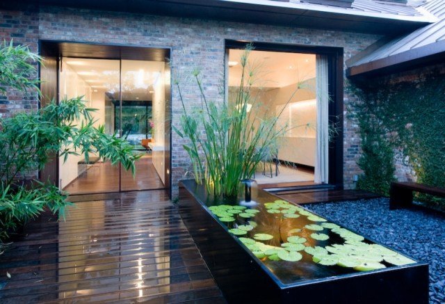 مدخل المنزل شرفة خشبية النباتات المحبة للماء حديقة زن
