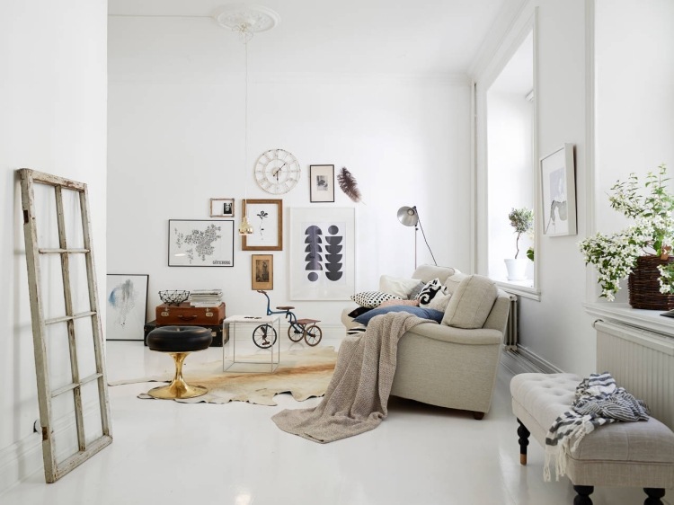 غرفة معيشة بيضاء-أثاث-حديث-إسكندنافي-أريكة-شباك-صور-ملصق-مطبوعات-كرسي-مرتفع-سقف