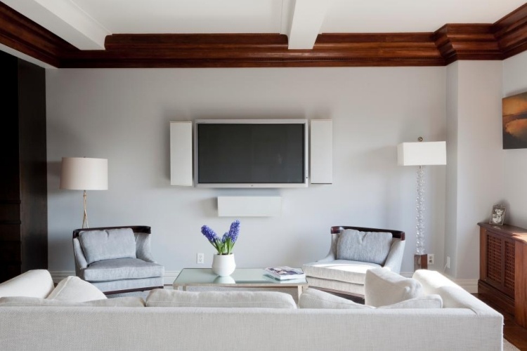 غرفة معيشة بيضاء - أثاث - تلفزيون - حائط - أريكة - كرسي بذراعين - مصابيح أرضية