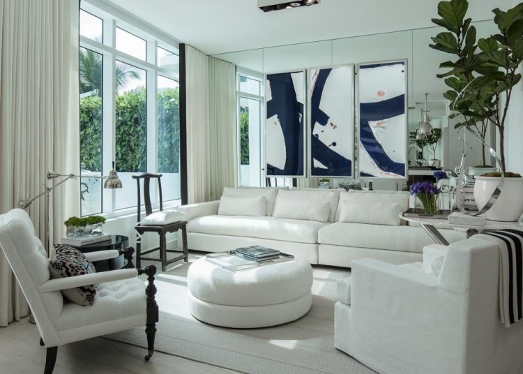 غرفة معيشة بيضاء أثاث تقليدي مرآة حائط نافذة ستائر نباتات