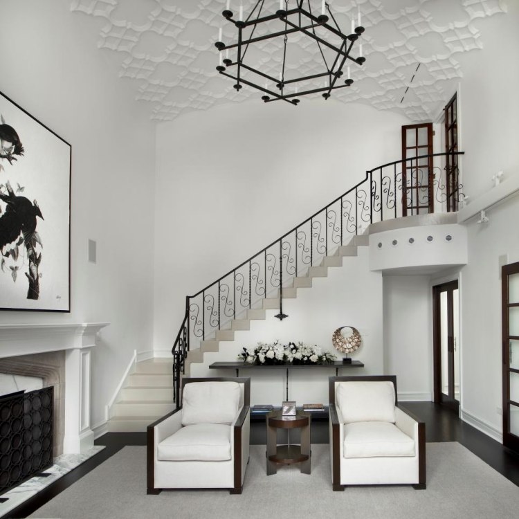 غرفة معيشة بيضاء-أثاث-تقليدي-أسود-درج-ثريا-موقد مفتوح-مزايدة-Gewoelbedecke