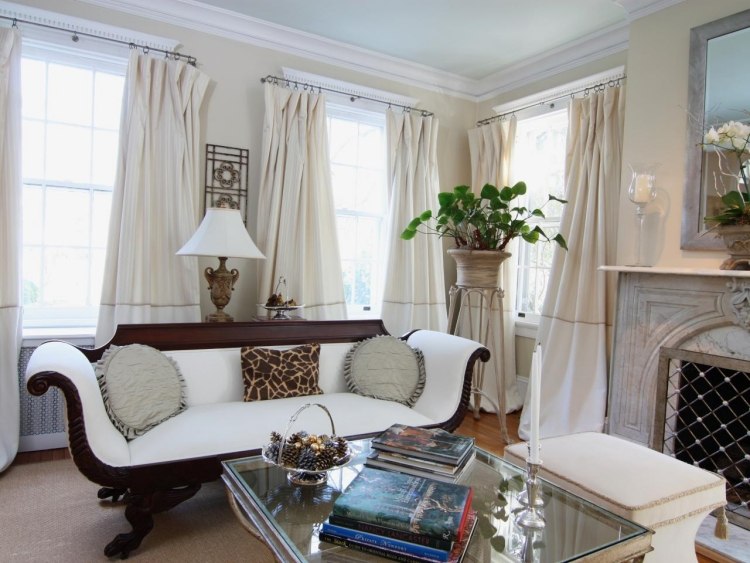 غرفة معيشة بيضاء-أثاث-تقليدي-مدفأة-مفتوحة-ستائر-رخام-نباتات-طاولة قهوة