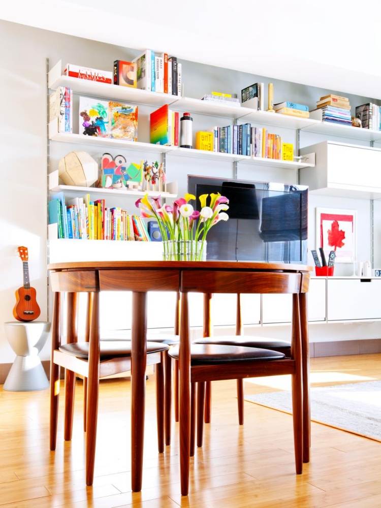 غرفة معيشة بيضاء-أثاث-إسكندنافي-حديث-ملون-سفرة-طاولة-خشبية-كراسي-ثلاثية