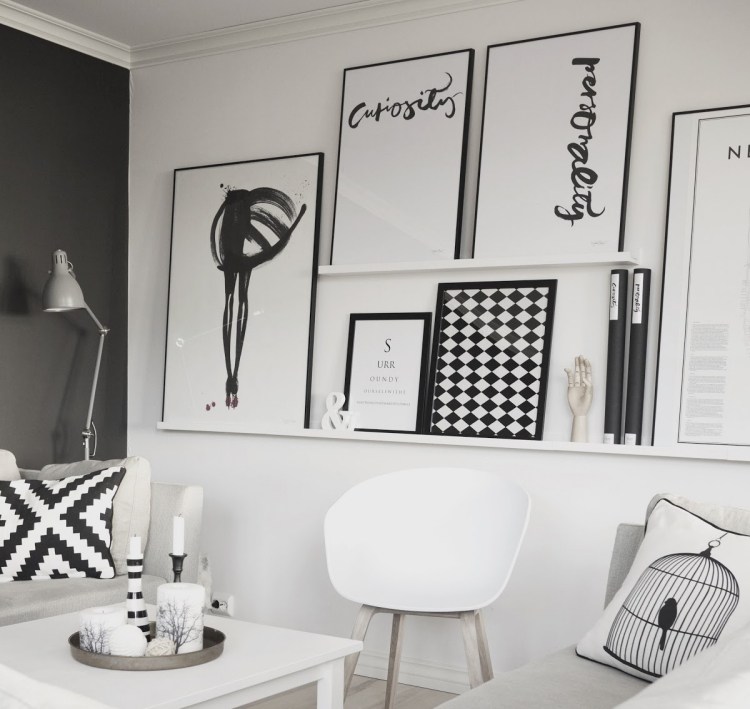 غرفة معيشة بيضاء-اثاث-اسكندنافية-تصميم-براويز-صور-مطبوعات-اسود-ب & amp ؛ ث-ديكو