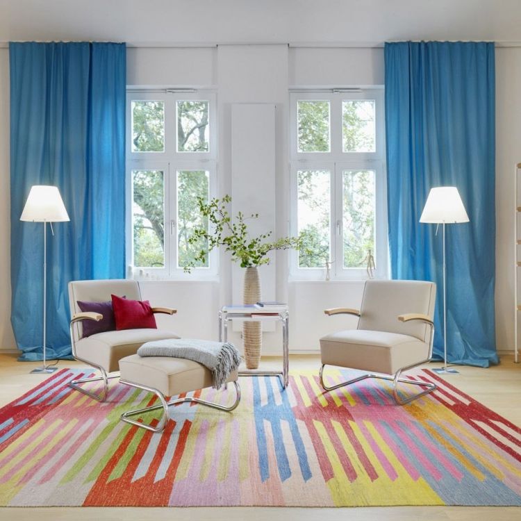 غرفة معيشة بيضاء-أثاث-حديث-تقليدي-كرسي بذراعين-مسند قدم-ستارة-زرقاء-سجادة-ملونة