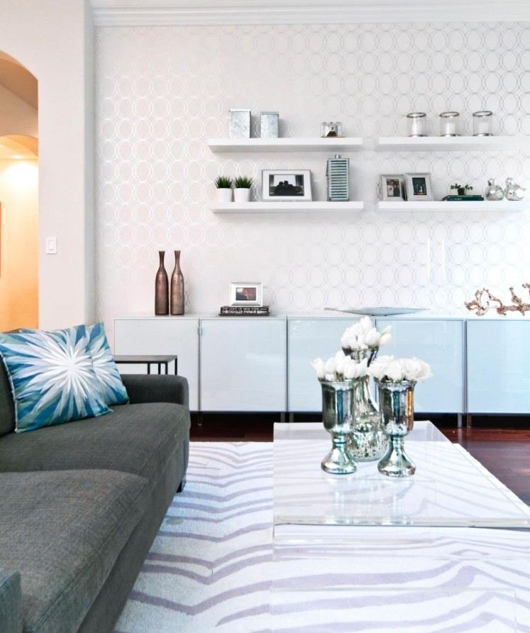 غرفة معيشة بيضاء-أثاث-حديث-تقليدي-أريكة-رمادية-زجاج-طاولة قهوة-ورق حائط-سجاد