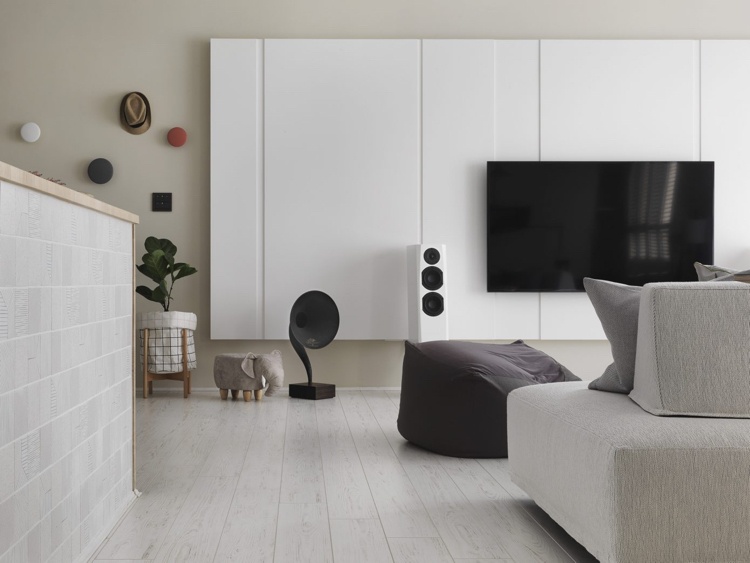 صفح أبيض ظلال رمادية غرفة المعيشة جدار التلفزيون تصميم الحد الأدنى