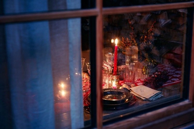زينة طاولة على طراز شاليه الكريسماس مع شموع حمراء