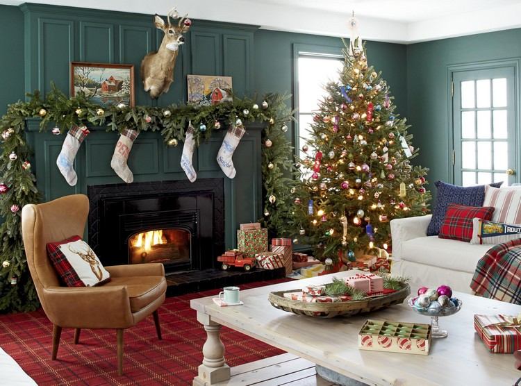 تزيين غرفة المعيشة لعيد الميلاد في منزل ريفي على طراز شجرة عيد الميلاد على شكل سجادة منقوشة بزخارف حيوانية
