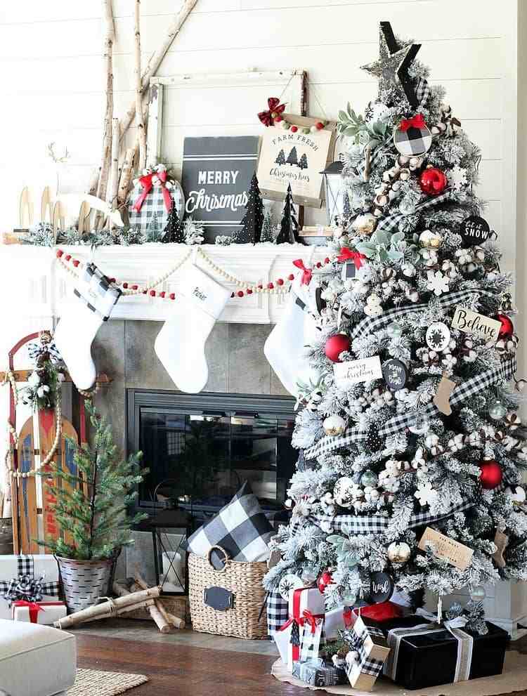 تزيين الموقد وشجرة عيد الميلاد لعيد الميلاد بأسلوب منزل ريفي مع لمسات حديثة