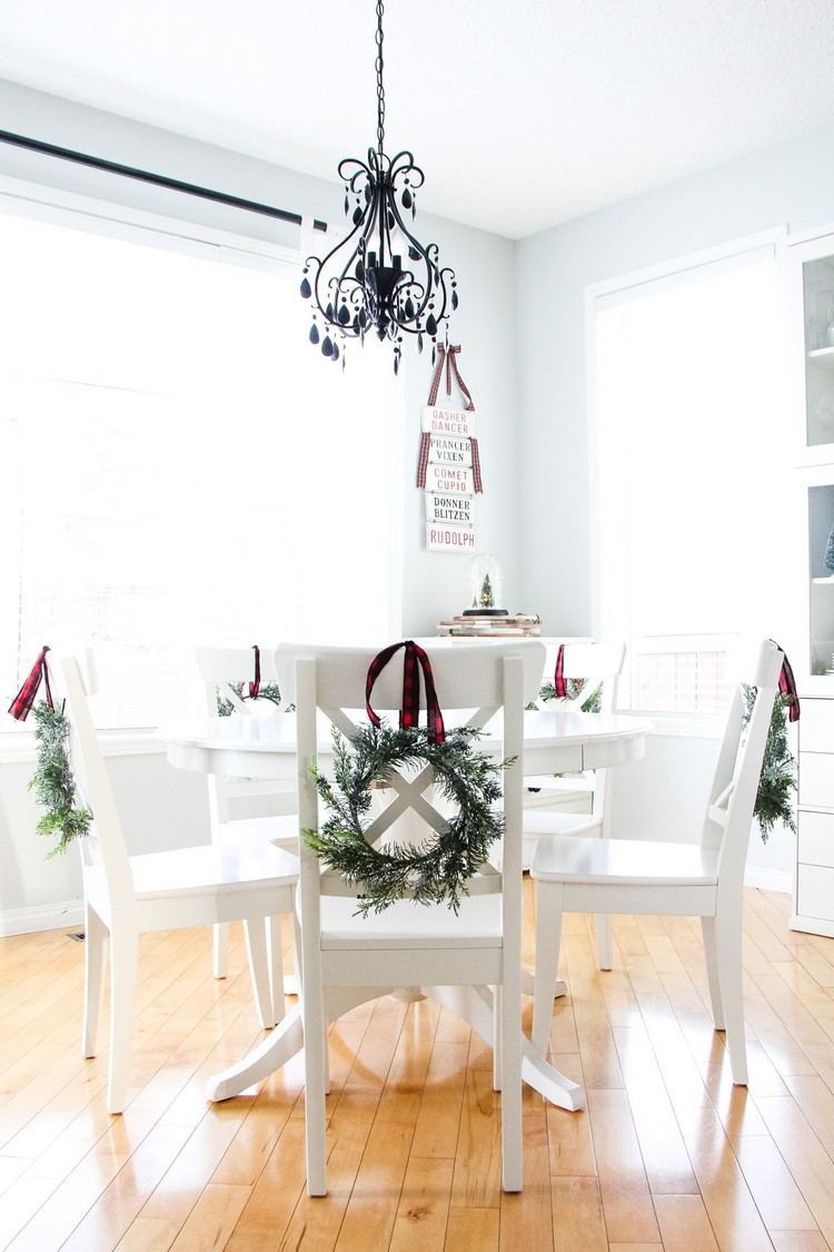 غرفة الطعام زينة عيد الميلاد مع اكاليل الزهور الصغيرة على الكراسي
