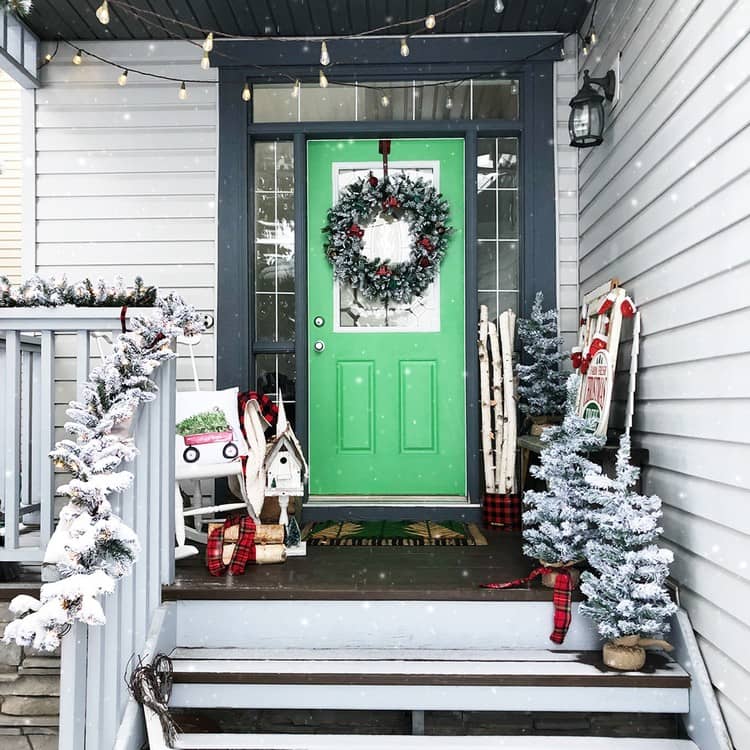 باب أمامي أخضر مزين بإكليل باب كبير لديكور مدخل منزل احتفالي