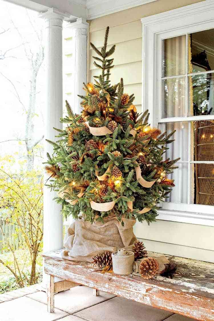 تزيين الشرفة لعيد الميلاد مقعد مصنوع من الخشب مع شجرة عيد الميلاد الصغيرة