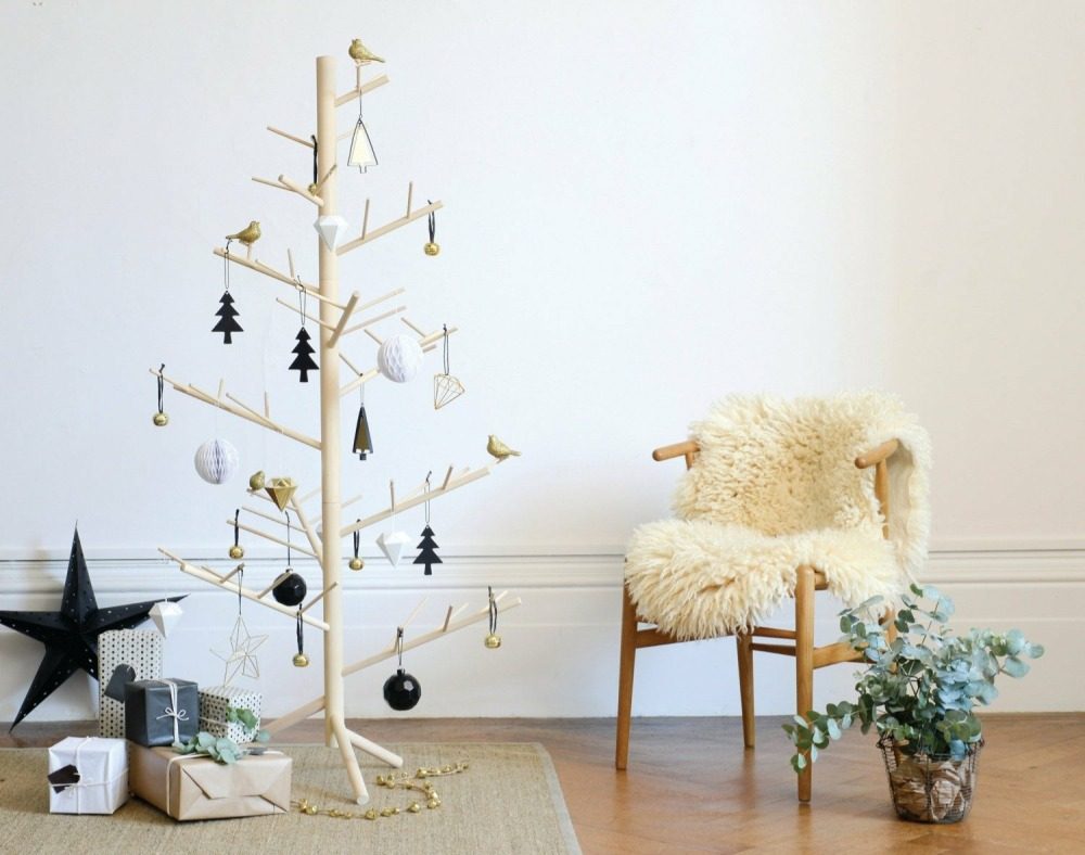 أضيق الحدود شجرة عيد الميلاد مصنوعة من الخشب على الطراز الاسكندنافي مع الديكور