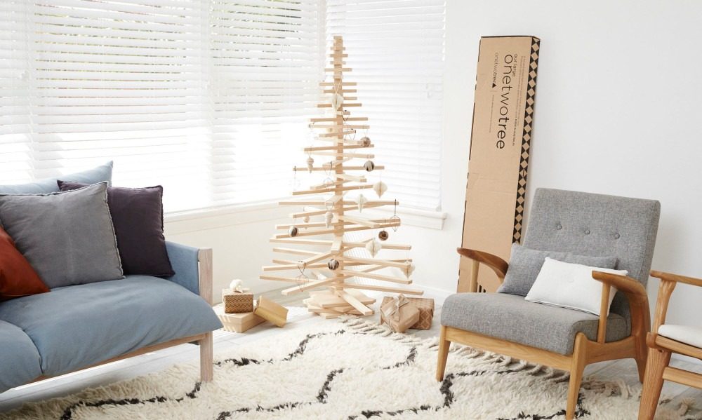 أفكار حرفية بسيطة لشجرة التنوب مصنوعة من الخشب مع زينة عيد الميلاد الدقيقة بأسلوب ريفي