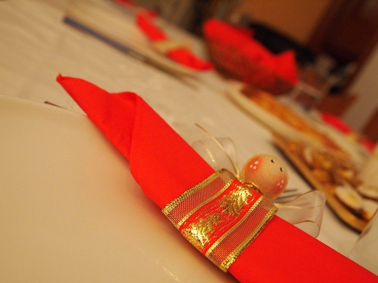 عيد الميلاد-زينة-تعطي-أفكار-ديكورات-طاولة-مناديل-حمراء