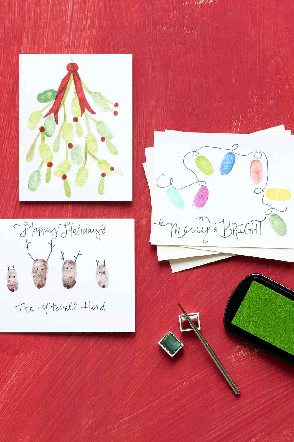 قم بطلاء بطاقات عيد الميلاد بنفسك تعليمات DIY لبطاقات المعايدة ببصمات الأصابع وطلاء إكليل رودولف الرنة والأخضر الصنوبر