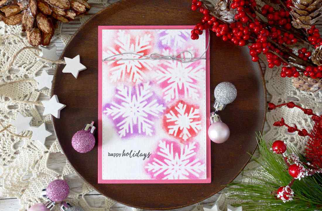 قم بطلاء بطاقات عيد الميلاد الخاصة بك باستخدام الطوابع والألوان المائية وإنشاء رقاقات الثلج