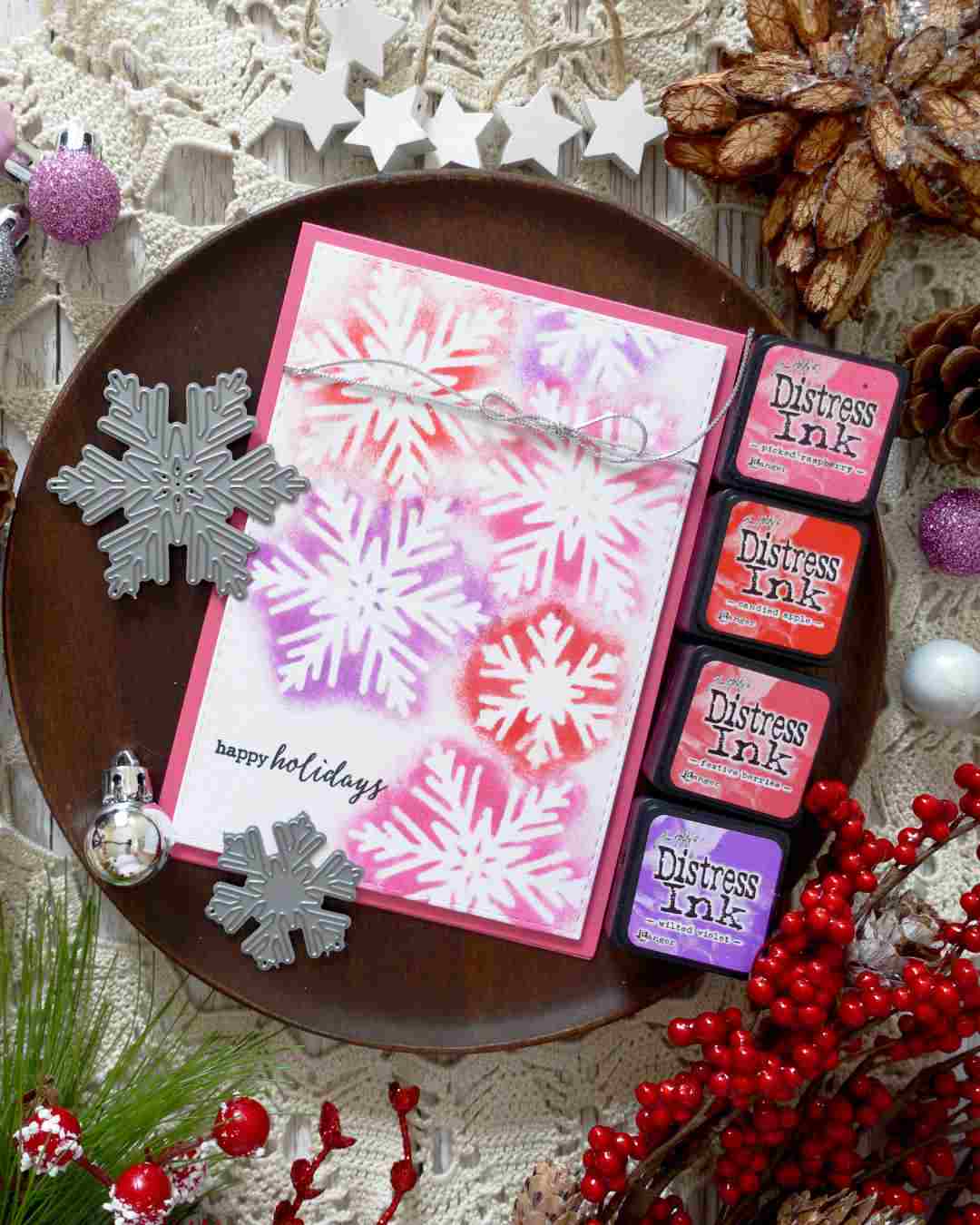 قم بطلاء بطاقات عيد الميلاد بنفسك باستخدام طوابع ملفات تعريف الارتباط ، وصنع رقاقات الثلج ، وزينها بالألوان المائية أو رذاذ الألوان