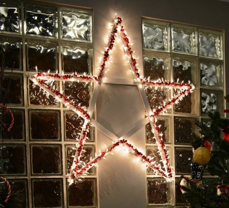 نجمة مضيئة كزينة عيد الميلاد مصنوعة من شرائح خشبية وأضواء خرافية