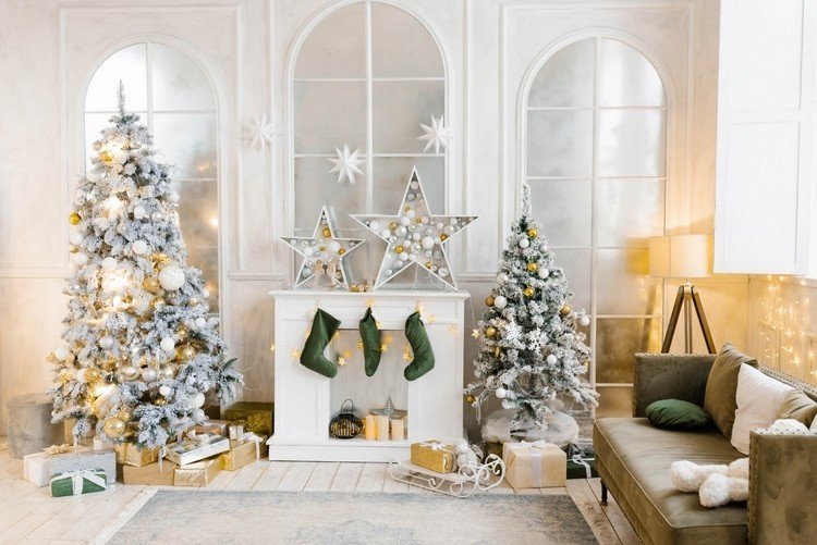 زينة عيد الميلاد في غرفة المعيشة باللون الذهبي والأبيض والأخضر