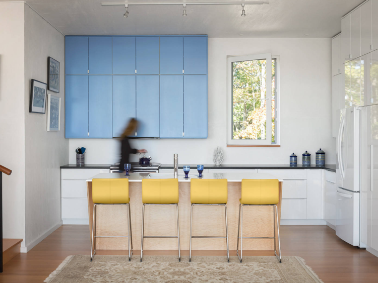 وحدات حائط مطبخ باستيل زرقاء ، لون حائط أبيض ، مقاعد مرتفعة صفراء