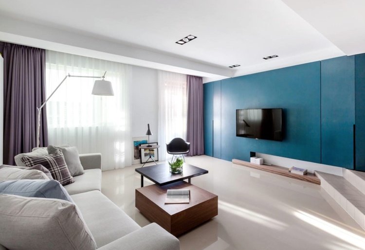 غرفة المعيشة أرجواني أرجواني ستائر زرقاء لهجة جدار أرضيات بيج
