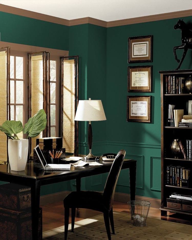 قم بطلاء لون الجدار باللون الأخضر الطحلب في غرفة المعيشة كجدار مميز واجمعه مع اللون البني الغامق والذهبي