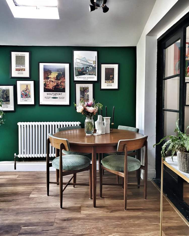 لون الجدار أخضر طحلب في غرفة الطعام بأسلوب عتيق أفكار لتصميم الجدار مع RAL 6005