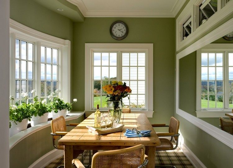 الأخضر كأفكار لألوان الجدار-زيتون-أخضر-حديقة شتوية-منطقة طعام-خشب-طاولة طعام-مرآة حائط-تكبير بصري