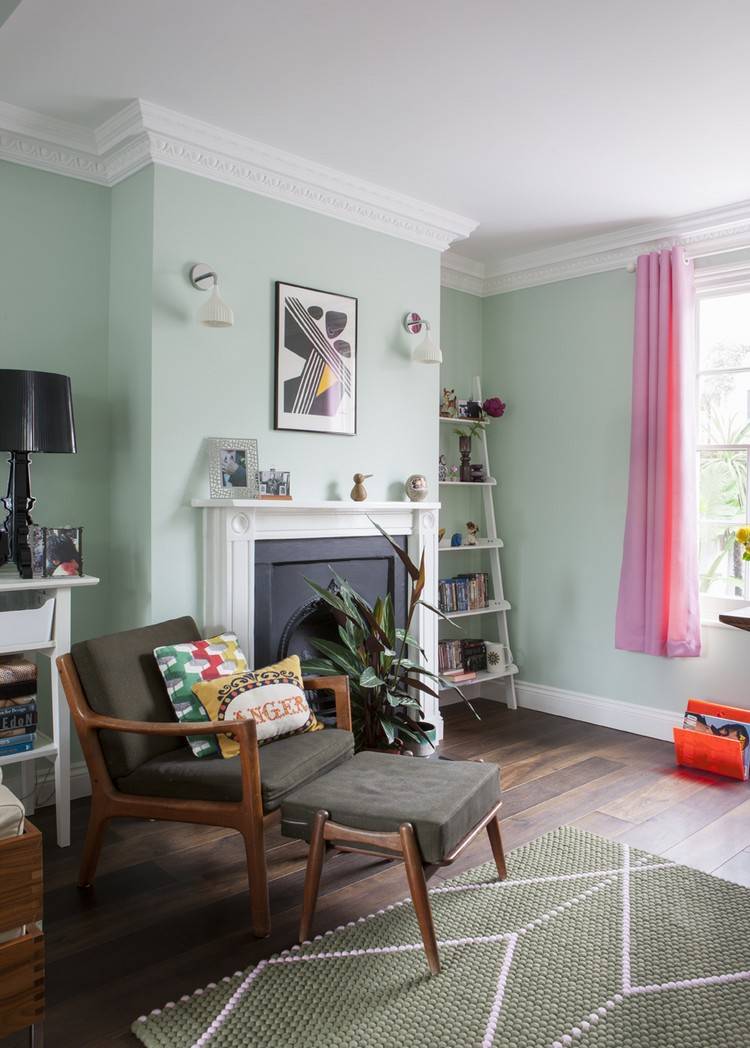 لون الحائط الأخضر الأفكار sage-green-living room-wood-armchair-dark-plank-floor