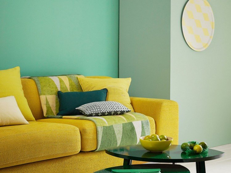 الأخضر كأفكار لون الحائط-حكيم أخضر-نعناع-أخضر-تركيبة-أريكة-صفراء-غرفة معيشة